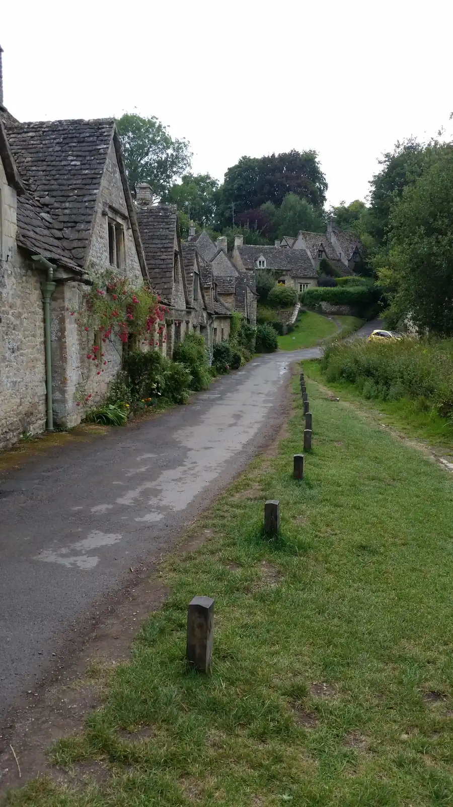 Wąska droga przy kamiennych domach Arlington Row w Bibury