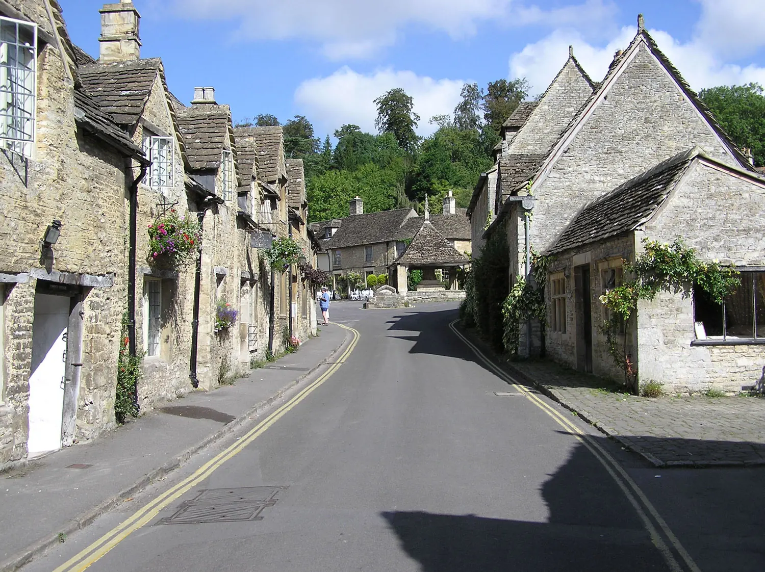 Główna ulica Castle Combe z kamiennymi domami