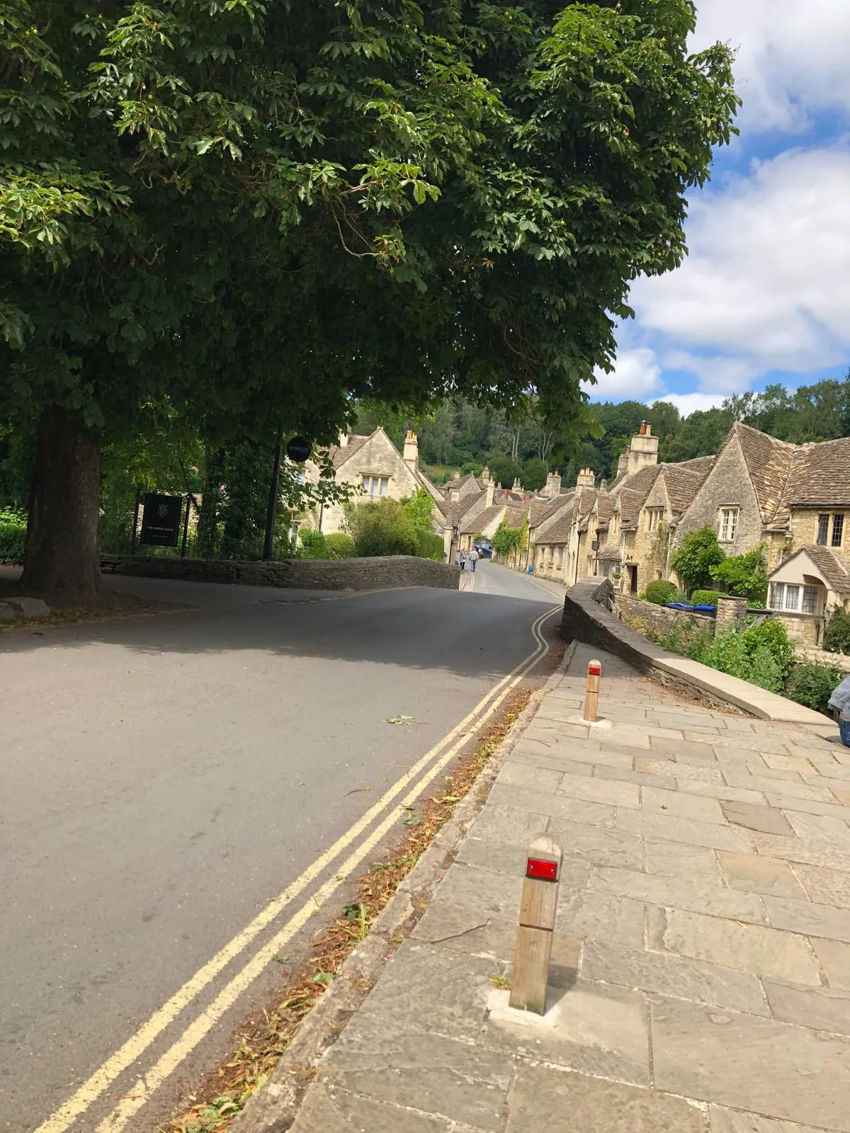 Uliczka i zabytkowe kamienne domy w Castle Combe