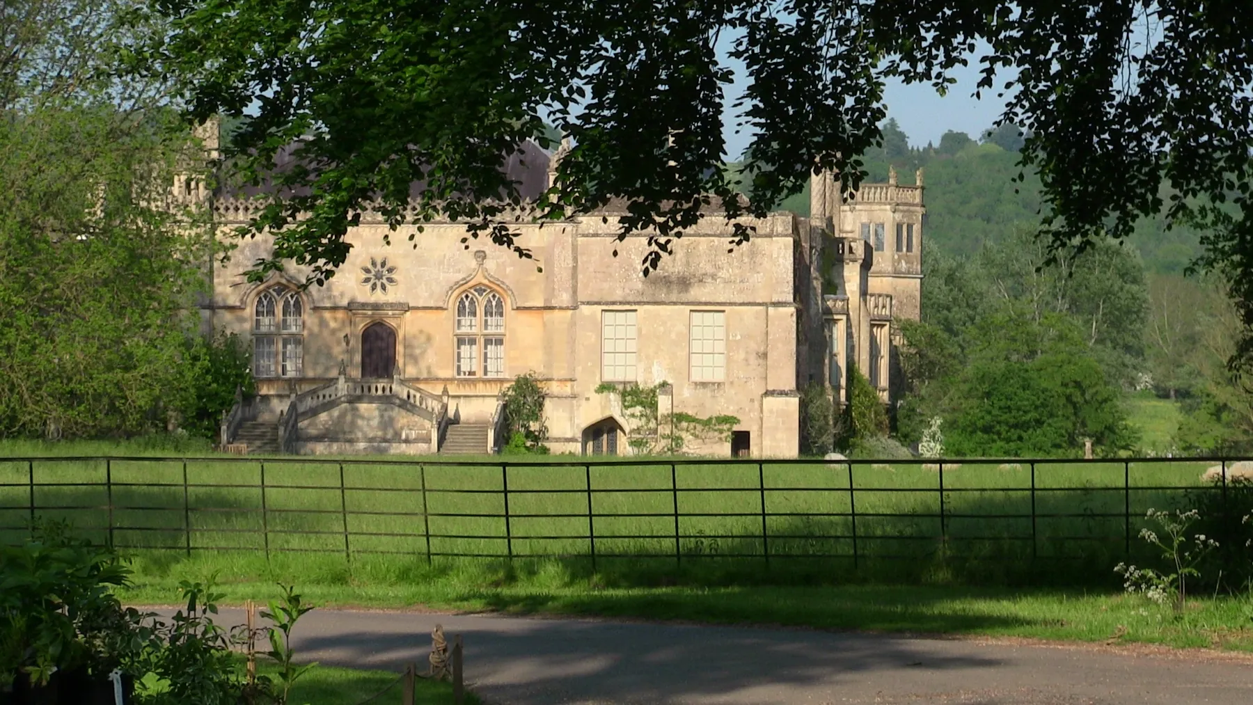 Opactwo Lacock Abbey widziane od strony terenów zielonych