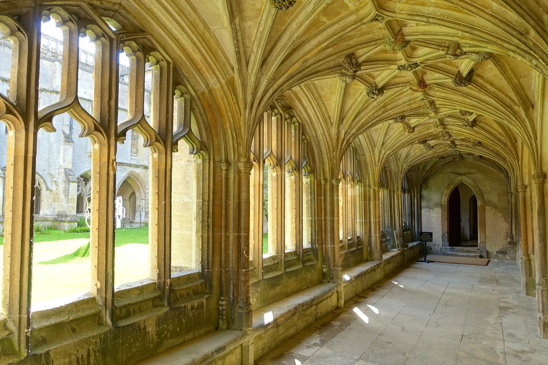 Gotyckie krużganki opactwa Lacock Abbey