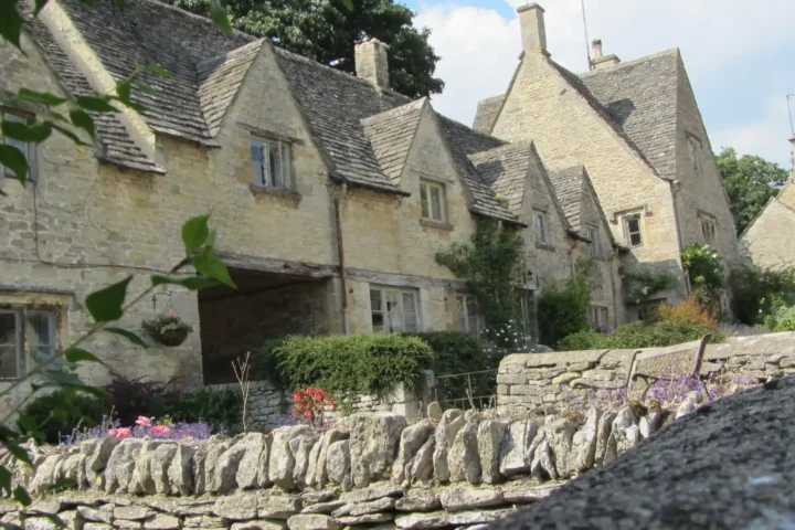 Kamienne domy, kwiaty i murek w Bibury — zdjęcie z prywatnego archiwum
