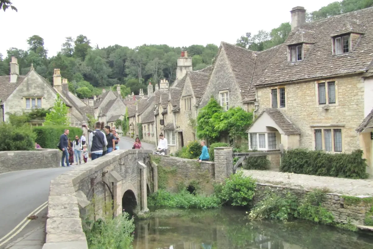 Kamienny most nad By Brook i zabytkowe domy w Castle Combe