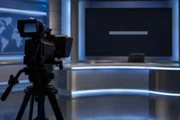 Ilustracja redakcyjna: kamera w pustym studiu telewizyjnym i ciemny monitor symbolizujący przerwę w transmisji; nie jest to zdjęcie akcji w Halk TV.