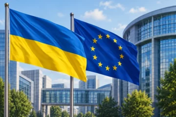 Koncepcyjna ilustracja redakcyjna: flagi Ukrainy i Unii Europejskiej na tle uproszczonej architektury dzielnicy europejskiej w Brukseli.
